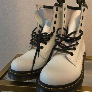 Dr. Martens white1460 SMOOTH LEATHER LACE UP BOOTS size 6 price is firm